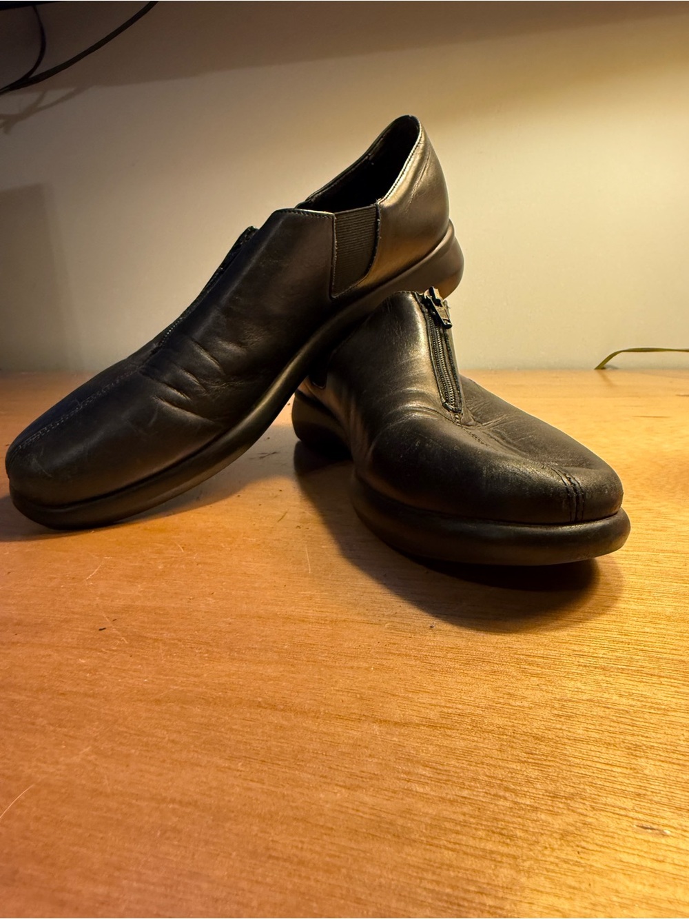 Munro American Black Leather Front Zip Leather Shoe Size 10 Narrow